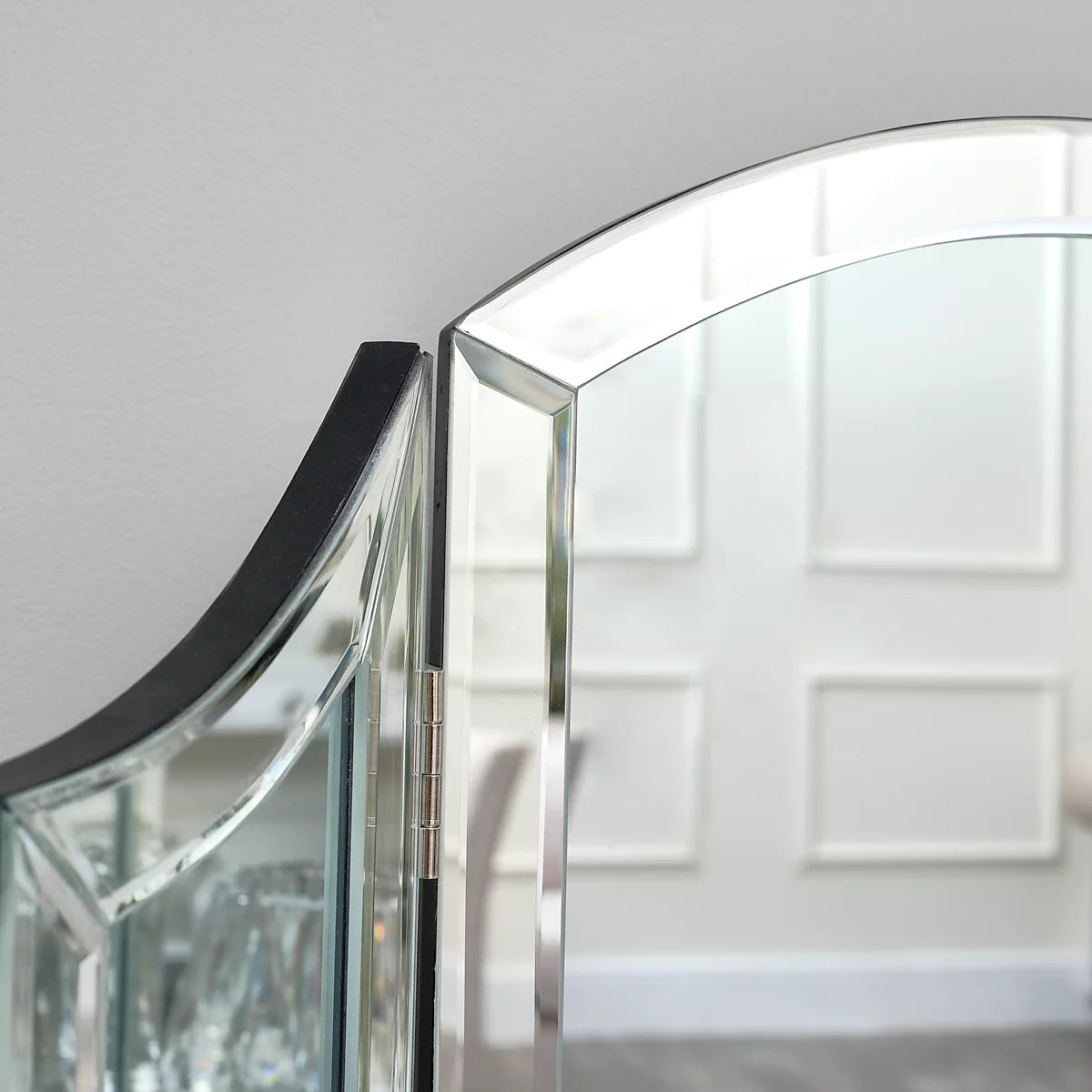 Mirrored dressing table triple mirror
